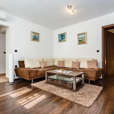 Premium Near Center And With Parking Apartment *