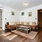 Premium Near Center And With Parking Apartment *
